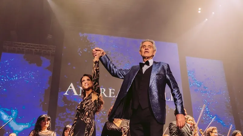 Мировая звезда Андреа Бочелли феерично выступил в Алматы и примерил казахский чапан