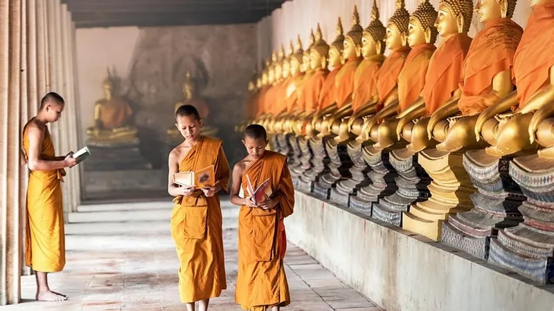 Туристов в Таиланде попросили одеваться и вести себя скромнее из-за траура