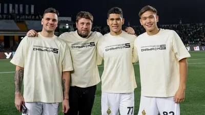 вратари ФК "Кайрат" с тренером, фото - Новости Zakon.kz от 30.10.2025 16:01