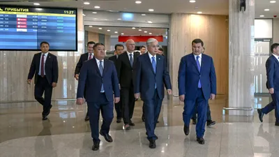 президент РК Касым-Жомарт Токаев, аэропорт, рабочая поездка в Кызылординскую область, фото - Новости Zakon.kz от 30.10.2025 12:46