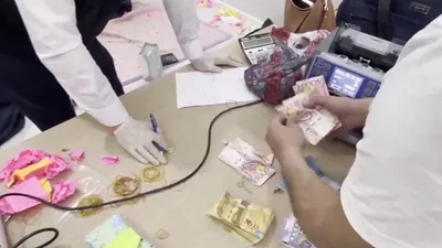 подсчет изъятого у организаторов финпирамиды в Шымкенте, фото - Новости Zakon.kz от 30.10.2025 09:35