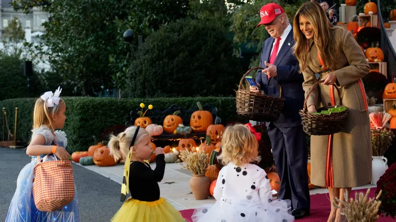 Мелания Трамп одела на Хэллоуин пальто с оранжевой отделкой по типу iPhone 17