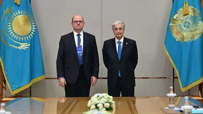 ректор Национального исследовательского ядерного университета "МИФИ" Владимир Шевченко, президент РК Касым-Жомарт Токаев, фото - Новости Zakon.kz от 31.10.2025 15:01