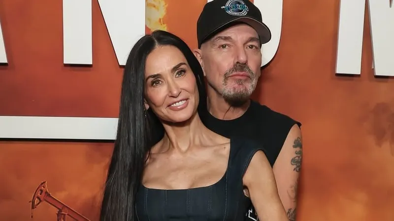 Деми Мур оказалась в объятиях бывшего мужа Анджелины Джоли