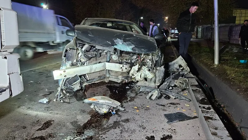 Lexus пролетел по тротуару и снес бетонный забор в Алматы: семья в больнице