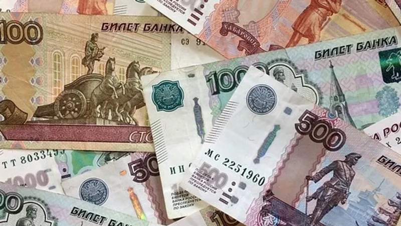 По ошибке бухгалтера рабочий завода получил 7 миллионов рублей и оставил деньги себе