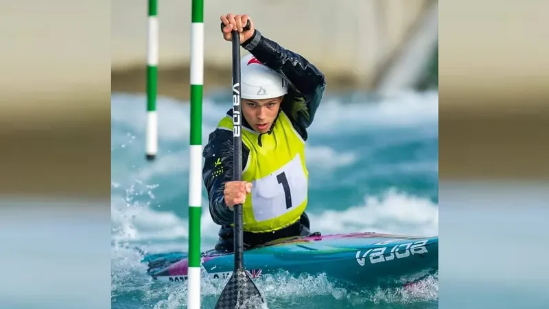 Хотел оплатить поездку на Олимпиаду: каноист объяснил интимное видео в самолете