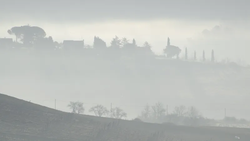 Туман, ветер и гололед: синоптики предупредили о непогоде в 14 регионах РК
