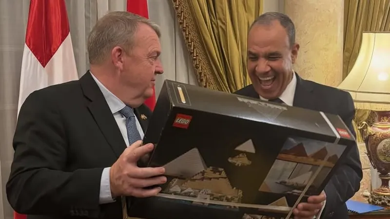Фото радостного египетского министра с LEGO стало вирусным в Сети