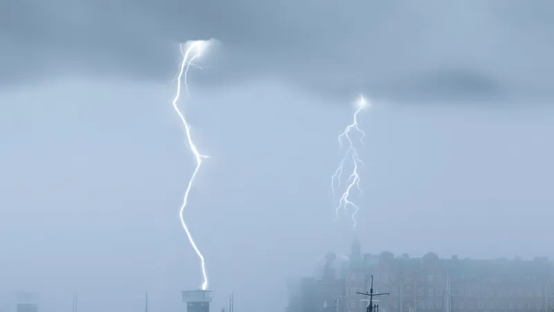 В 14 регионах Казахстана объявили штормовое предупреждение