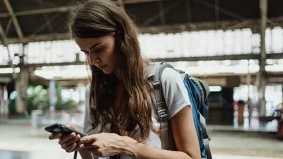 Туристка с телефоном, фото - Новости Zakon.kz от 02.11.2025 08:41