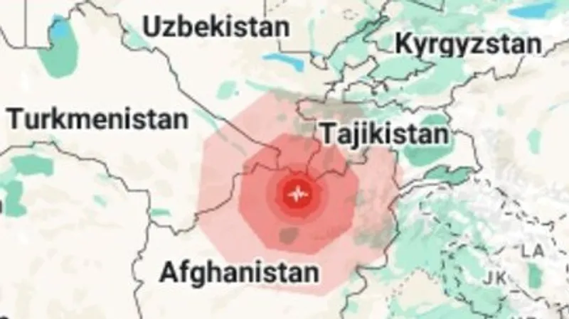 Пострадавших от землетрясения в Афганистане вытаскивают из-под завалов