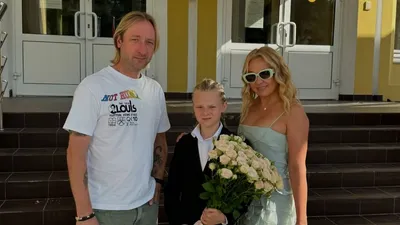 двукратный олимпийский чемпион Евгений Плющенко, фигурист Александр Плющенко, продюсер Яна Рудковская, фото - Новости Zakon.kz от 04.11.2025 19:15