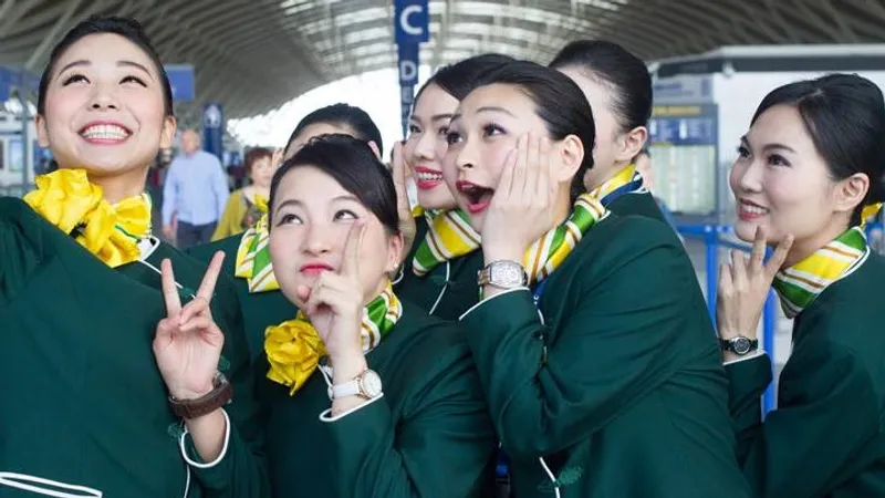 Китайская авиакомпания набирает стюардессами замужних женщин и матерей
