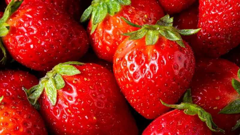 Эксперт рассказал, как безопасно есть клубнику