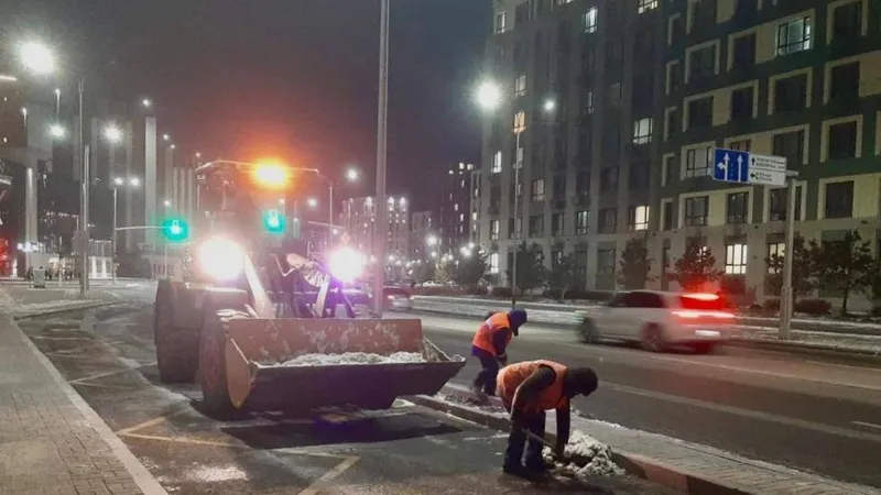 За ночь в Астане выпало столько снега, что пришлось задействовать 810 единиц техники