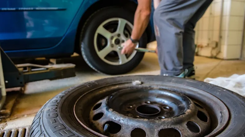 Снегопад в Алматы вызвал ажиотаж среди водителей и поднял цены на услуги шиномонтажа