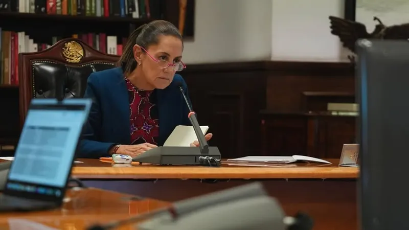 Пьяный мужчина нагло обнял и попытался поцеловать президента Мексики прямо на публике