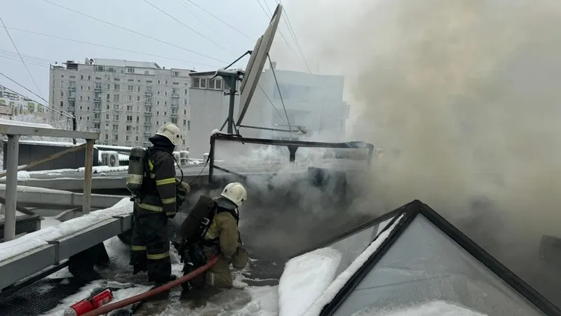 В центре Алматы вспыхнуло новое офисное здание, стоящее вплотную к жилому дому