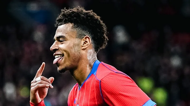 Игрок ПСЖ награжден ежегодной футбольной премией Golden Boy