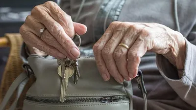 бабушка достала ключи из сумки, фото - Новости Zakon.kz от 05.11.2025 10:47