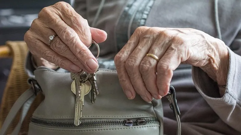 Пенсионерка продала квартиру и золото после звонков из "Казпочты", Нацбанка и Минюста