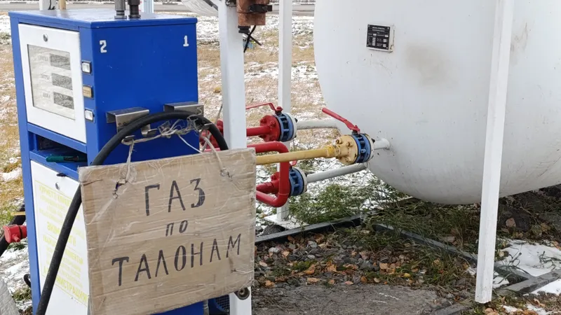 "Газ по талонам": водители Костаная стоят часами в очереди и переходят на бензин