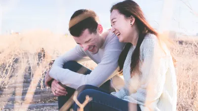 парень и девушка смеются, фото - Новости Zakon.kz от 06.11.2025 16:57