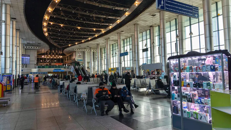 "Год терпели, осталось чуть-чуть": названы сроки завершения реконструкции вокзалов в Алматы и Астане