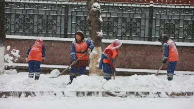 Уборка снега, коммунальные службы, коммунальная служба, работники коммунальной службы, фото - Новости Zakon.kz от 11.03.2026 09:22