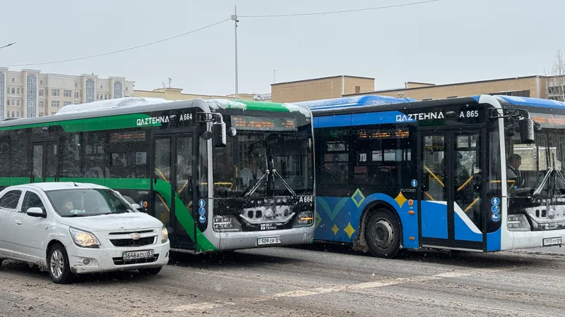 Алматыда автобус аялдамада тұрған троллейбусқа соғылды: зардап шеккендер бар