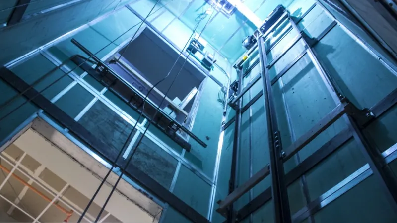 Вышел в шахту лифта: ЧП в высотке Астаны попало на видео