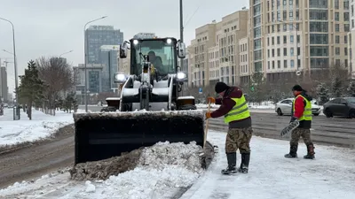 Уборка снега, снегоуборочная техника, снегоуборочная машина, снегоуборочные машины, коммунальные службы, коммунальная служба, работники коммунальной службы, сурет - Zakon.kz жаңалық 04.12.2025 09:36