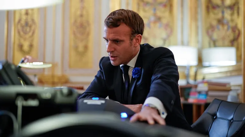 Макрон пообщался с легендарным вождем индейского племени