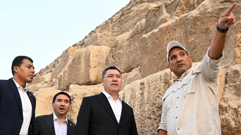 Президент Кыргызстана увидел пирамиды Египта