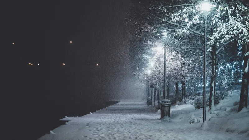 Снег, метель и гололед надвигаются на Казахстан