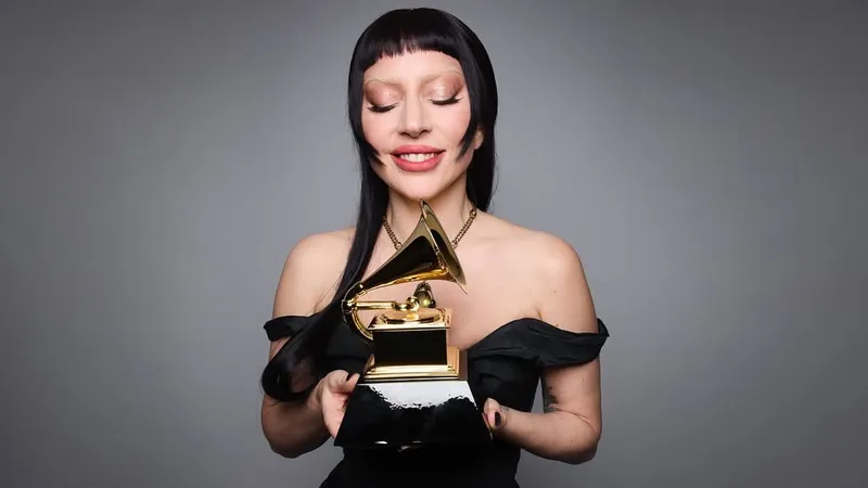 Объявлены номинанты премии "Грэмми-2026"