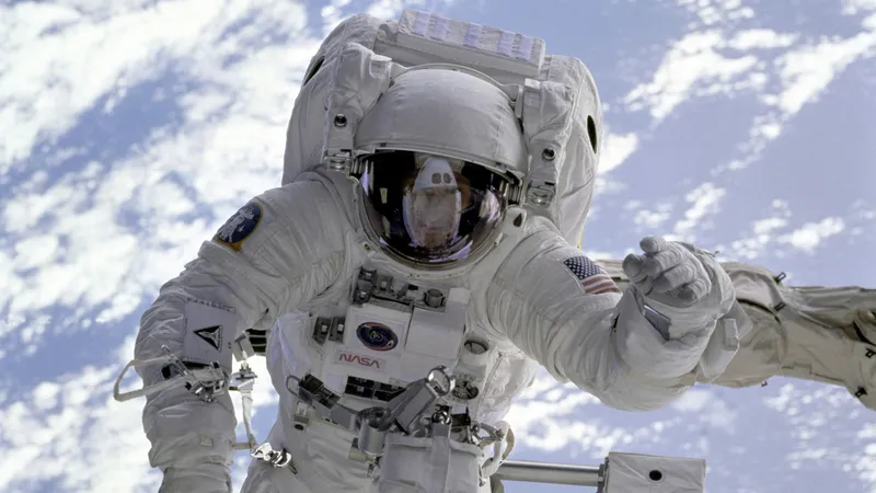 Китайские астронавты застряли в космосе после того, как в них врезался загадочный объект