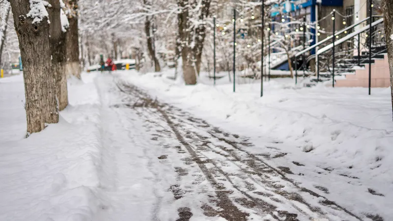 Сильный снегопад и похолодание обрушатся на Алматы