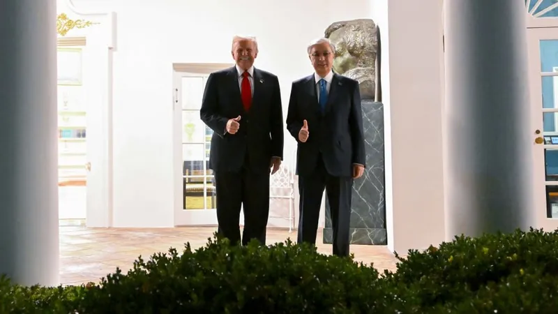 Трамп и Токаев осмотрели стройку в Белом доме