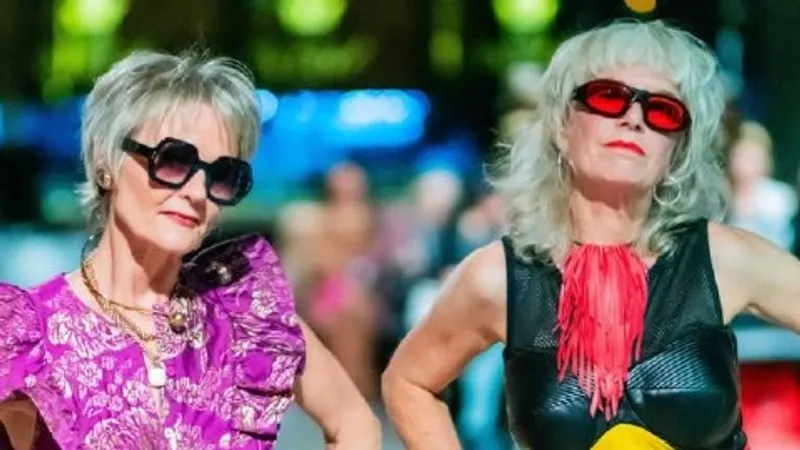 Две возрастные дамы покорили соцсети безупречным вкусом и тягой к путешествиям