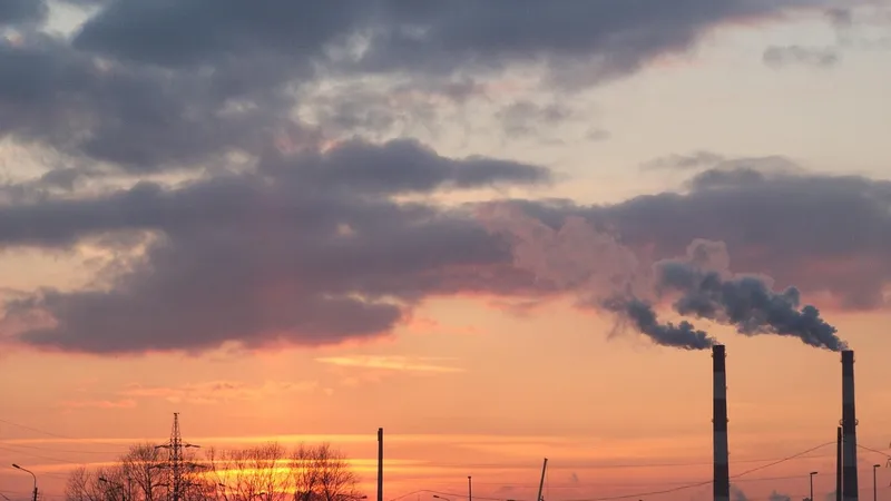 В Таразе произошел мощный взрыв на химзаводе: кадры обеспокоили жителей