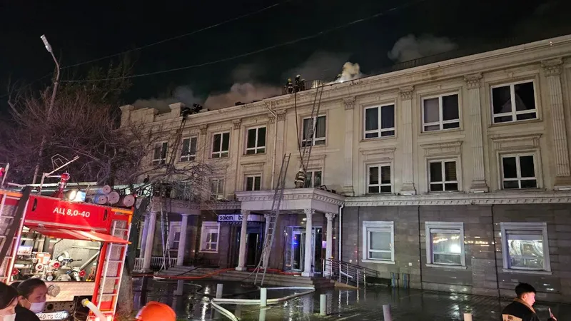 В центре Алматы вспыхнул второй крупный пожар за сутки – горит административное здание