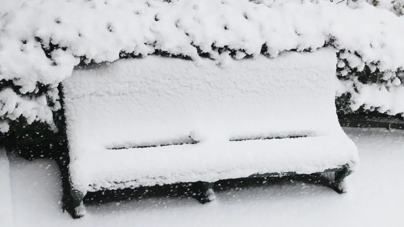 Метель, гололед и туман: штормовое предупреждение затронуло почти все области РК