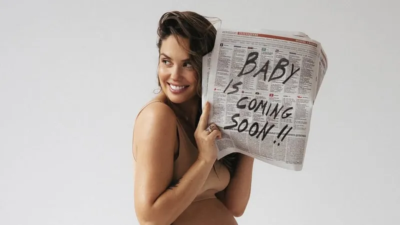 Агата Муцениеце поразила поклонников беременной фотосессией