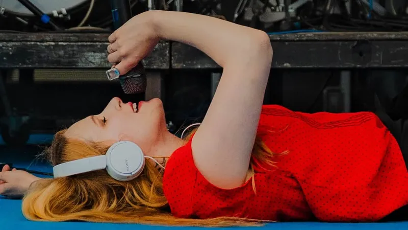 Отек Квинке сорвал концерт Монеточки в Риге