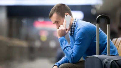 Мужчина, телефон, чемодан , фото - Новости Zakon.kz от 09.11.2025 09:57