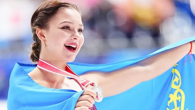 Головкин и Рудковская поздравили Самоделкину