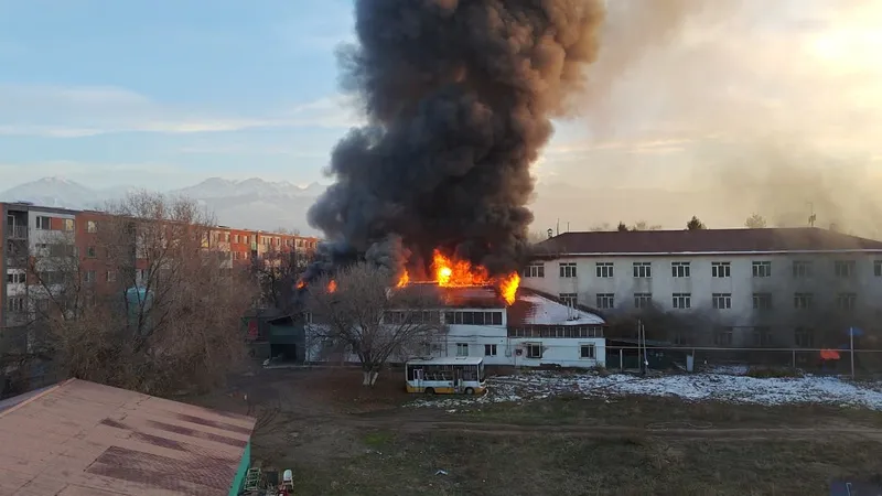 Пожар на территории детского дома тушат в Алматы