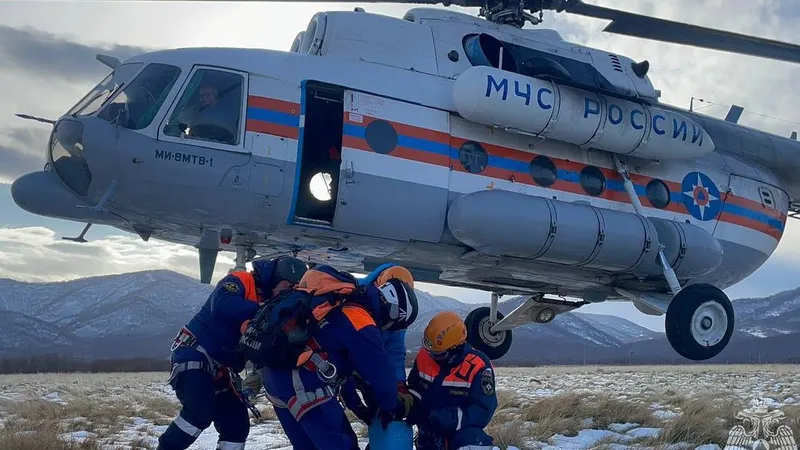 Попавшего под снежную лавину мужчину спасают на Камчатке